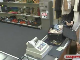 Menawan penerbangan atendan ditumbuk oleh pawn dude di yang tandas