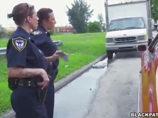 Ženska cops potegnite več črno suspect in sesati njegov phallus