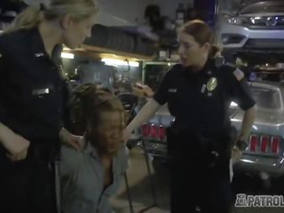 Mechanic trgovina owner dobi njegov orodje polished s spolno aroused ženska cops
