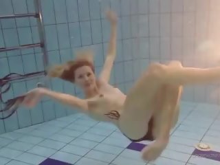 Nastya gëzon të qenë lakuriq në publike, falas e pisët film 5e