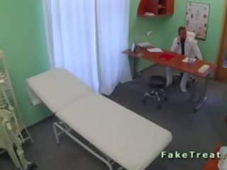 Fascinating pacient v prdeli v čekání pokoj v falešný nemocnice