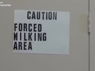 Male milking sa pamamagitan ng ginintuan ang buhok may mahaba nails, may sapat na gulang klip 6c