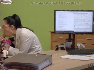 Loan4k manis young lady elis dark in kacamata has xxx clip at first