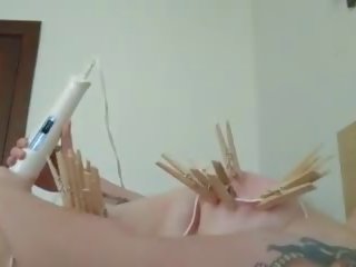 Fettsau Wichst Mit Klammern an Den Titten: Free dirty film vid 98