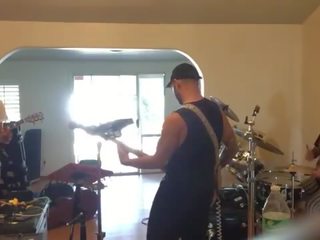 Felicity feline drumming 時髦 岩 房子 jam 同 朋友