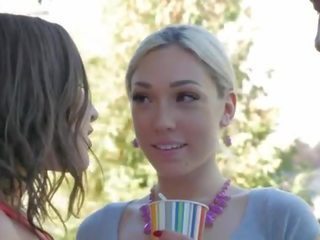 Mezirasový trojice s lilie labeau a abella danger