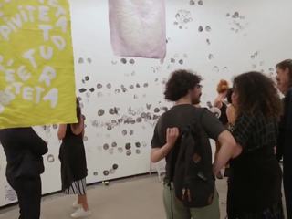 Estranho brasileira feminists confecção arte com seu tetas.
