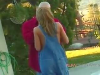 Uly emjekli ýaşlar gets her süýji amjagaz fucked in the backyard