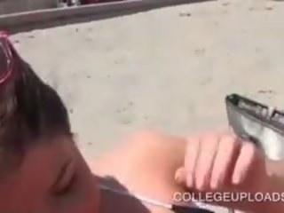 Kolegj diva tanning dhe duke pidh masazh