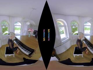 I shkëlqyer piano mësues jep muzikë mësimet në juaj mishi fiddle