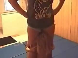 Bala glamazon destroys a smaller woman