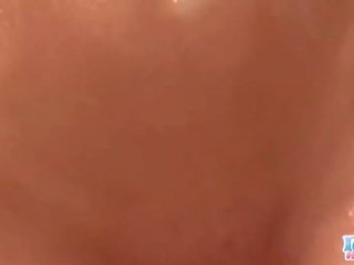 E nxirrë adoleshent bjonde me të vogla e vajosur billibongs dhe bikini masturbates nga the pishinë