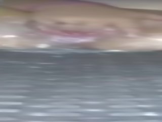Hannah horn je polnjeni s prihajanje in urin s multiple kremplji