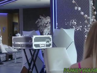 妖娆 青少年 有 激烈 他妈的 会议 和 接收 面部