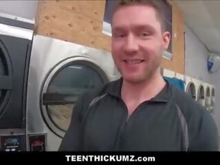 业余 黑色 青少年 thickum 性交 由 白 男孩 陌生人 在 laundromat