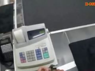 Rozkošný coed flashes ji kozičky pro peníze