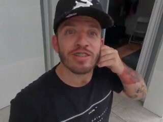 Pitoco chegou junto da ninfeta e quer meter o ferro - melati santanna