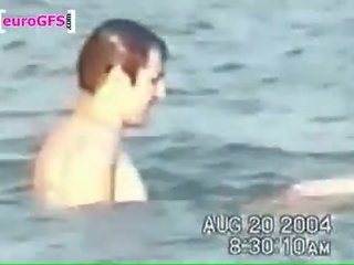 Gabriella 乱搞 一 小伙子 在 该 水