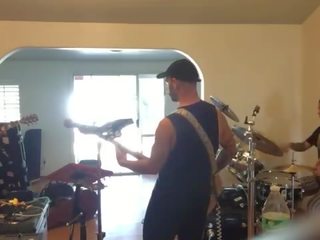 Felicity feline drumming funky skala hiša jam s prijatelji