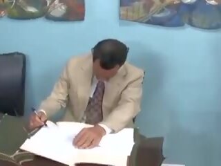 Rubia da un paja de pies y pie adoración en botas: sexo vídeo vídeo 2a