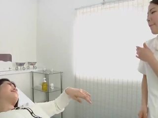 Japonesa lésbica provocante spitting massagem clínica subtitled