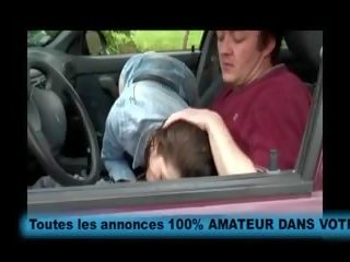 FEMME ECHANGISTE QUI SUCE TROIS INCONNUS SUR UN foreplay COCU