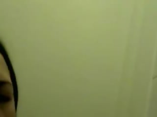 Awam bilik mandi menghisap zakar