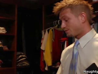 Handsome ispaniýaly takes pounding içinde closet