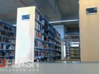 Pirang flashing in publik school library on web kamera