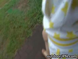 Anri nonaka asiatico superiore storditore in all’aperto