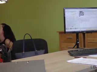 Loan4k bogati gospodična dobi na ji kolena in piha phallus od.