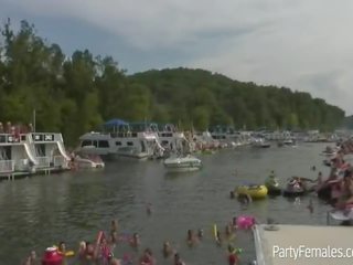 Smashing babes festë i vështirë në varkë gjatë pranverë pushim