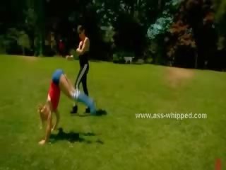 Blondie in dapper ulica punca dobi vezani up gagged in ponižan s a dominating rjavolaska