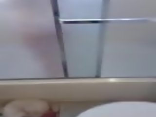 刮 她的 箱 在 该 淋浴, 自由 箱 自由 高清晰度 xxx 视频 59