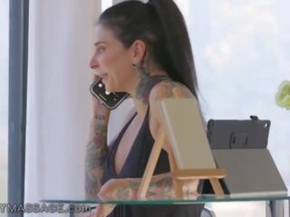 Fantasy massaž - she gets hard fucked by her uly emjekli garaja masseuse while searching for her clothes