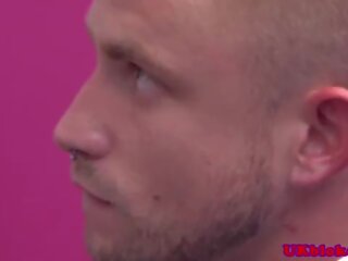 Muskuloz britanike pederast zyrë qij veprim