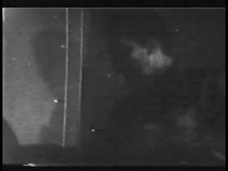 Grainy černý a bílý footage na žena s pěkný ňadra zkurvenej a sání