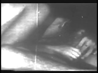 Grainy 검정 과 화이트 footage 의 여성 와 좋은 가슴 빌어 먹을 과 빨기