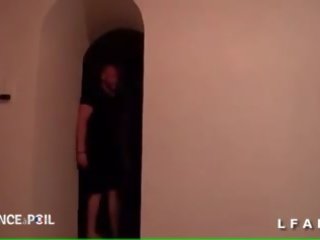 La femme de menage adore lecher des bites