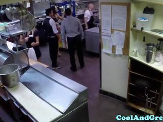 Maybahay nagmamahal malaki pangmukha sa restaurant banyo