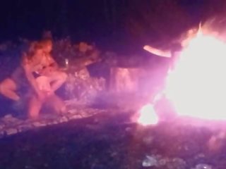 Late gabi bonfire pakikipagtalik