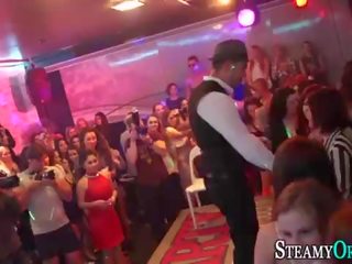 Reaalne riietes naine paljaste meestega tüdrukud imemine