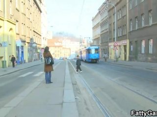 Imponente grassoccio seduce un immaturo uomo