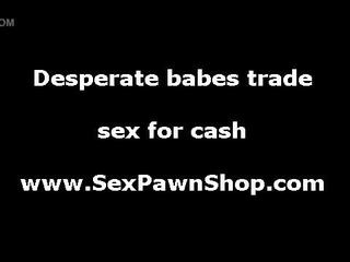 Похотлив облечена жена гол мъж милф гадно голям пенис за пари в брой в pawn магазин