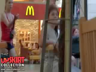 The i vështirë lart shfaqje featuring the e tërë kompani i amatore kukulla veshur the magjepsës pantallona