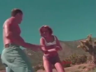 Gjoksmadhe bjonde adoleshent qirje përjashta, falas e pisët film 5e