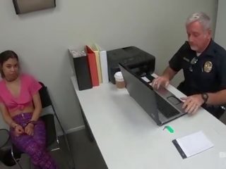 Cuffed dama vožnja policaj