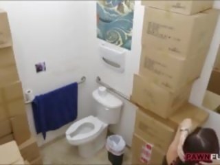 Attractive amatur tatu wanita fucked dalam pawnshops tandas