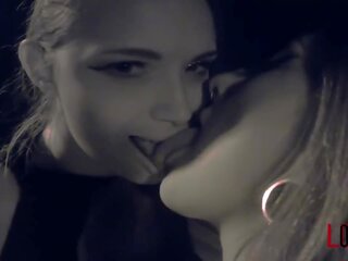 Manuela albertini & adila venus v noc čas strana necking