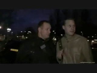 A turist dobi a guided tour skozi amsterdam, ending up v na rdeča svetloba district kjer je a blond strumpet je čakanje za
